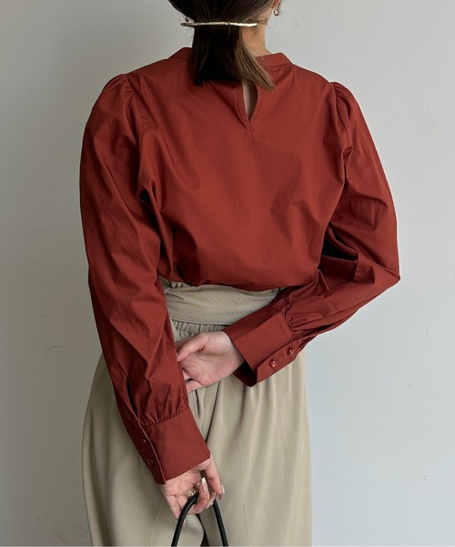 Thevon(ゼボン)の「シャーリングパワショルブラウス(シャツ/ブラウス・レディース・カーキ/オフホワイト/レッド系その他/ブラック・FREE)」の18枚目の写真