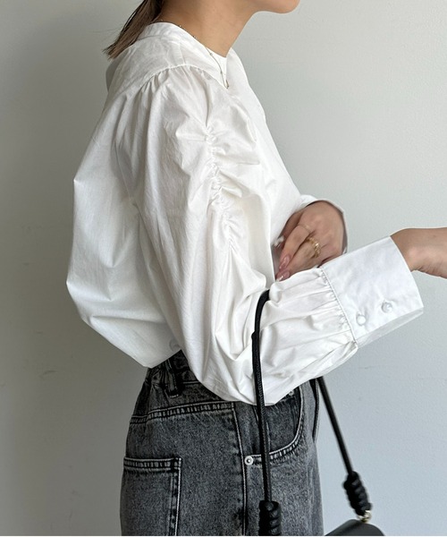 Thevon(ゼボン)の「シャーリングパワショルブラウス(シャツ/ブラウス・レディース・カーキ/オフホワイト/レッド系その他/ブラック・FREE)」の7枚目の写真