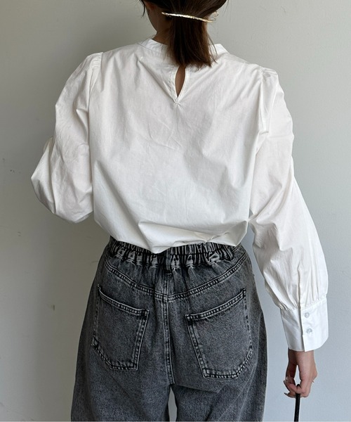 Thevon(ゼボン)の「シャーリングパワショルブラウス(シャツ/ブラウス・レディース・カーキ/オフホワイト/レッド系その他/ブラック・FREE)」の8枚目の写真