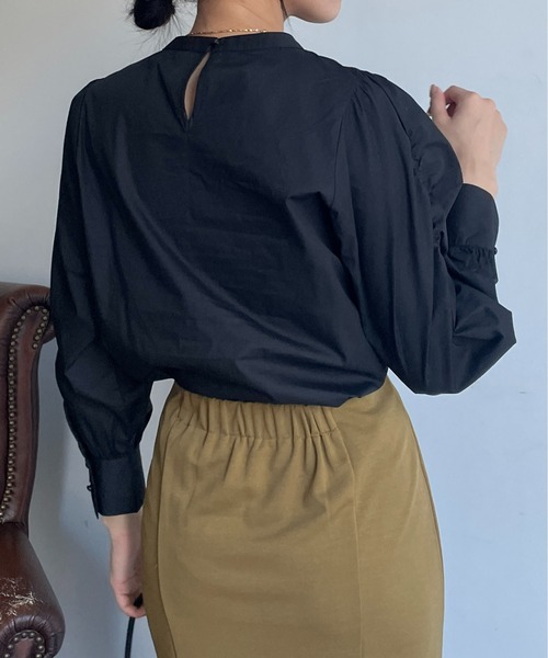Thevon(ゼボン)の「シャーリングパワショルブラウス(シャツ/ブラウス・レディース・カーキ/オフホワイト/レッド系その他/ブラック・FREE)」の14枚目の写真
