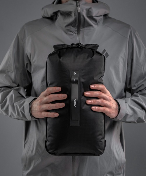 Matador(マタドール)の「Matador/マタドール Flatpak Dry Bag/フラットバッグ 8L(トラベルグッズ・メンズ・ブラック・FREE)」の7枚目の写真