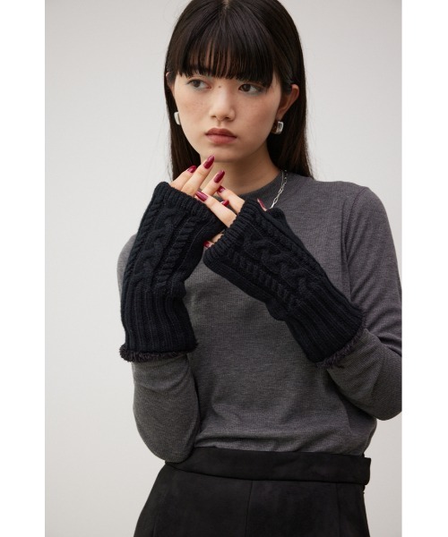 AZUL by moussy（アズールバイマウジー）の「ニットハンドウォーマー（手袋・レディース・ブラック/ベージュ・FREE）」の2枚目の写真