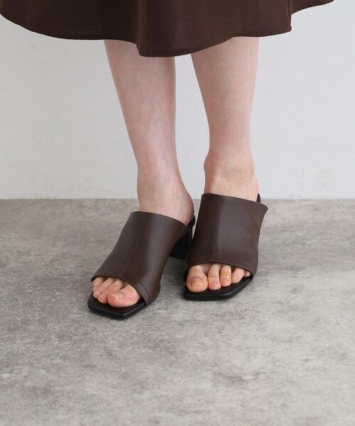 INDIVI（インディヴィ）の「◆【合皮／ストレッチ】バンドサンダル（サンダル・レディース・ブラック/ダークブラウン・25/35/45）」の8枚目の写真
