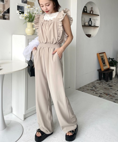 moment+（モーメントプラス）の「カットジョーゼットフリルノースリーブワイドオールインワン（つなぎ/オールインワン・レディース・グレイッシュベージュ/ブラック/チャコールグレー・M/L）」の5枚目の写真