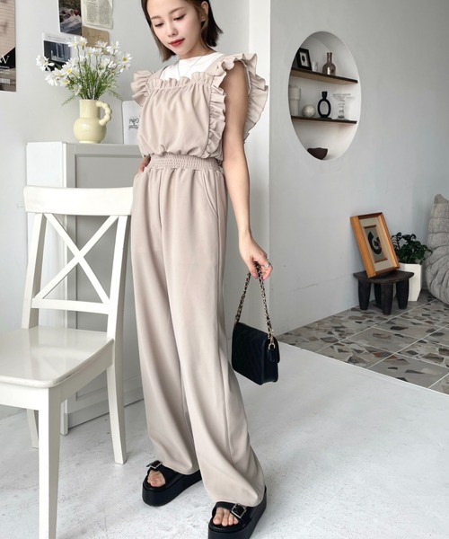 moment+（モーメントプラス）の「カットジョーゼットフリルノースリーブワイドオールインワン（つなぎ/オールインワン・レディース・グレイッシュベージュ/ブラック/チャコールグレー・M/L）」の4枚目の写真