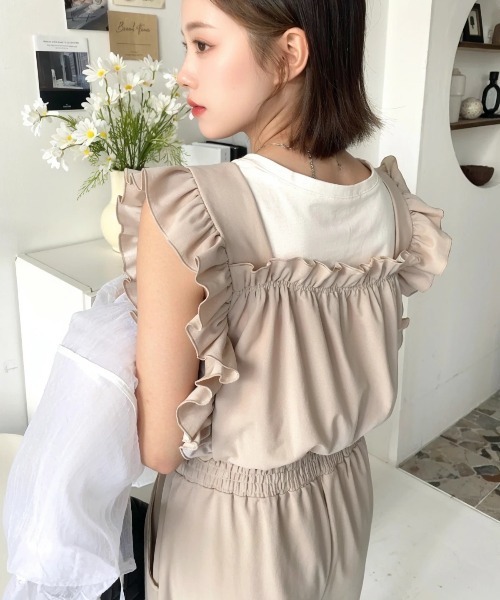 moment+（モーメントプラス）の「カットジョーゼットフリルノースリーブワイドオールインワン（つなぎ/オールインワン・レディース・グレイッシュベージュ/ブラック/チャコールグレー・M/L）」の7枚目の写真