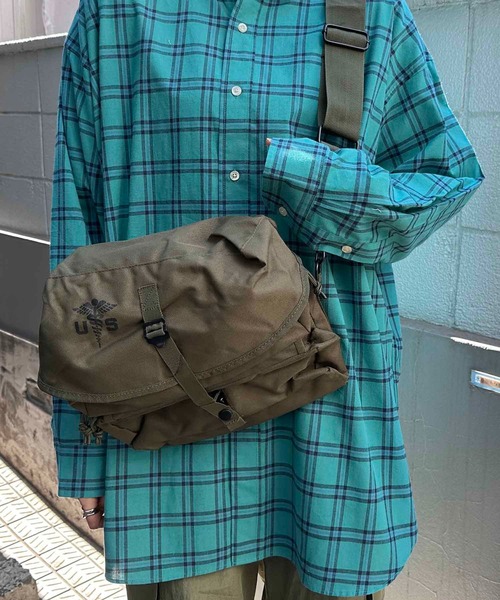 ONE DAY KMC (ワンデイケーエムシー)の「MIL-TEC / MEDICAL LIT BAG NEW / MLTC1372(ショルダーバッグ・メンズ・カーキ/ブラック・X-LARGE/XX-LARGE)」の2枚目の写真