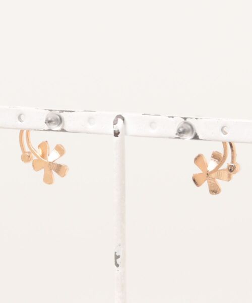 TONE SELECT GOODS(トーンセレクトグッズ)の「【float】フラワー デザイン ピアス(ピアス(両耳用)・レディース・ゴールド・FREE)」の2枚目の写真