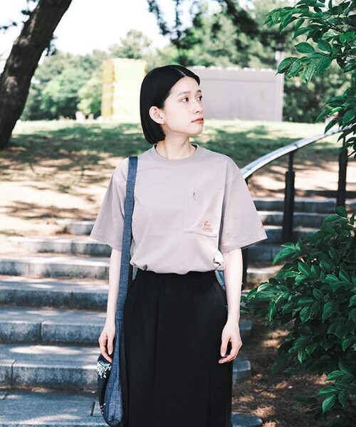 SHARE PARK（シェアパーク）の「【UVカット・吸水速乾・ストレッチ・軽量 】バックプリントポケットTシャツ（S・Mサイズ）（Tシャツ/カットソー・レディース・ホワイト系/サックスブルー系/ピンク系/黄緑系/グレー系/ブラック系・SMALL/MEDIUM）」の4枚目の写真