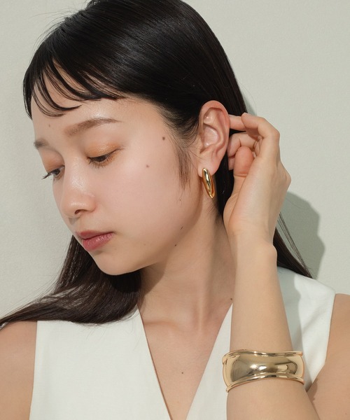 voov(ブーブ)の「ドリップ ニュアンス チャンキー メタル ピアス(ピアス(両耳用)・レディース・シルバー/ゴールド・フリー)」の6枚目の写真