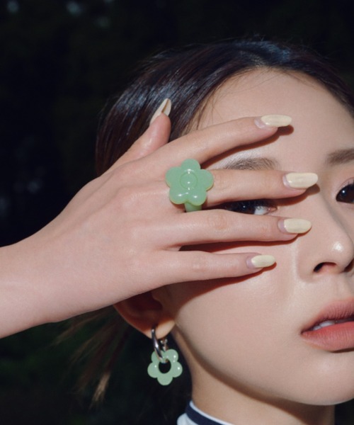 LILY BROWN（リリーブラウン）の「【LILY BROWN×MARY QUANT】デイジークリアリング（リング・レディース・クリア/ブラック/ライトブルー/グリーン・FREE）」の3枚目の写真