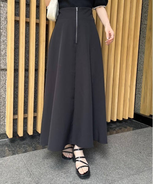 one after another NICE CLAUP（ワンアフターアナザーナイスクラップ）の「サイズ調整可/ジップフレアスカート/WEB限定アイテム（スカート・レディース・ブラック/グレイッシュベージュ/ベージュ系その他・SMALL/MEDIUM/LARGE）」の2枚目の写真