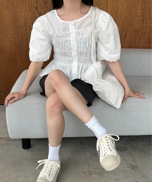 lawgy（ラウジー）の「shirring frill puff blouse / シャーリングフリルパフブラウス（シャツ/ブラウス・レディース・ホワイト/ネイビー/ブルー・FREE）」の5枚目の写真