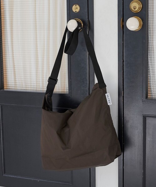 coen（コーエン）の「JULYNINE（ジュライナイン）別注ナイロンショルダーバッグ（ショルダーバッグ・メンズ・ブラック/ネイビー/ピンク/ダークブラウン・FREE）」の2枚目の写真