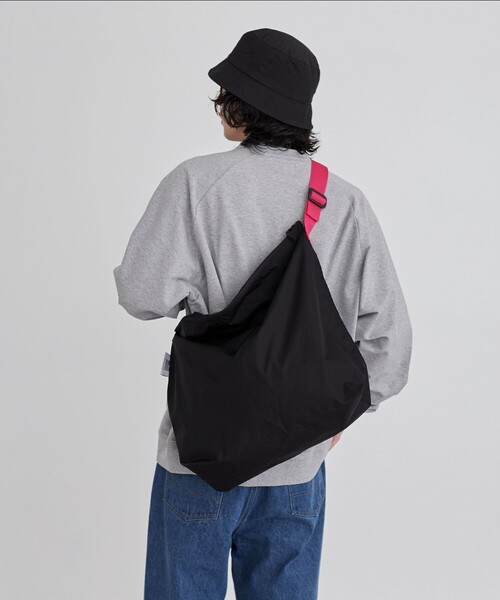 coen（コーエン）の「JULYNINE（ジュライナイン）別注ナイロンショルダーバッグ（ショルダーバッグ・メンズ・ブラック/ネイビー/ピンク/ダークブラウン・FREE）」の6枚目の写真