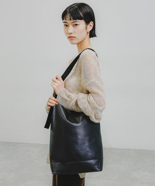 O0u(オーゼロユー)の「【アップルレザー】バスケットハンドルBAG 997298(ショルダーバッグ・レディース・ブラック・ONE SIZE)」の1枚目の写真