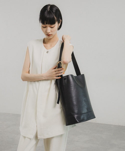 O0u(オーゼロユー)の「【アップルレザー】バスケットハンドルBAG 997298(ショルダーバッグ・レディース・ブラック・ONE SIZE)」の2枚目の写真