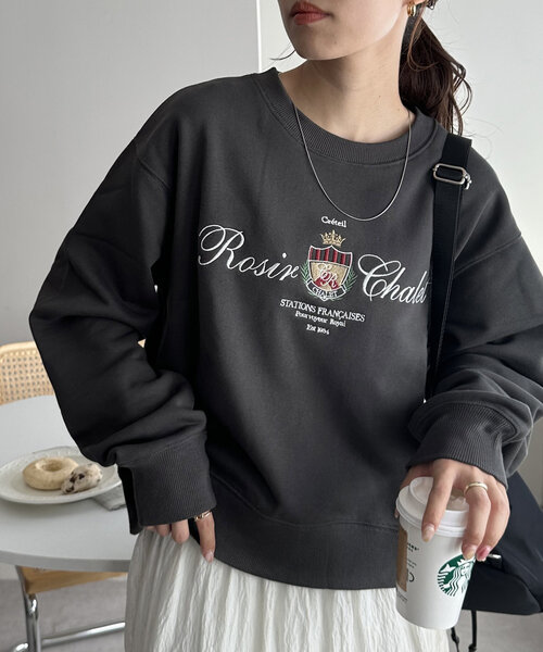 DISCOAT（ディスコート）の「【WEB限定】ロゴモチーフスウェット（Tシャツ/カットソー・レディース・ライトベージュ/ネイビー/チャコールグレー・MEDIUM）」の2枚目の写真