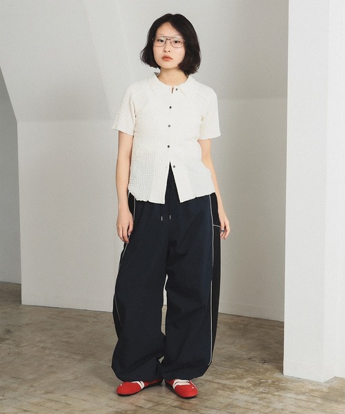 Ray BEAMS（レイビームス）の「シャーリング メロー シャツ（シャツ/ブラウス・レディース・ブラック/オフホワイト/ロイヤルブルー・ONE SIZE）」の4枚目の写真