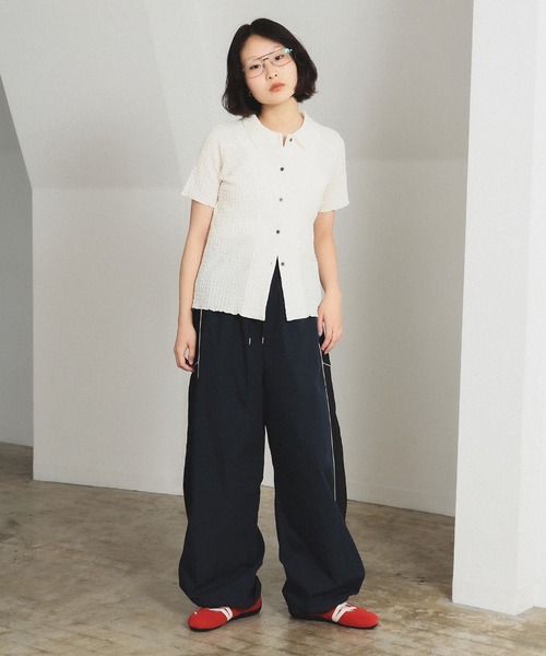 Ray BEAMS（レイビームス）の「シャーリング メロー シャツ（シャツ/ブラウス・レディース・ブラック/オフホワイト/ロイヤルブルー・ONE SIZE）」の6枚目の写真