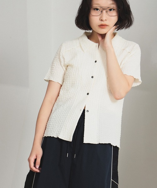 Ray BEAMS（レイビームス）の「シャーリング メロー シャツ（シャツ/ブラウス・レディース・ブラック/オフホワイト/ロイヤルブルー・ONE SIZE）」の9枚目の写真