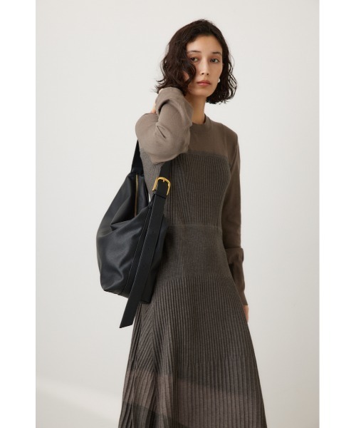 crie conforto（クリーコンフォルト）の「バックルスクエアショルダー　肩掛け / バッグ / 鞄（ショルダーバッグ・レディース・ブラック/アイボリー/グレイッシュベージュ・FREE）」の10枚目の写真