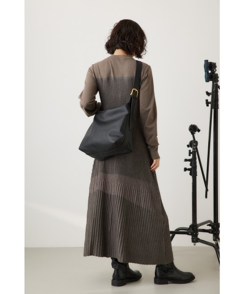 crie conforto（クリーコンフォルト）の「バックルスクエアショルダー　肩掛け / バッグ / 鞄（ショルダーバッグ・レディース・ブラック/アイボリー/グレイッシュベージュ・FREE）」の4枚目の写真