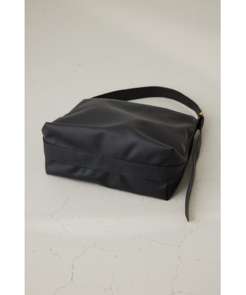 crie conforto（クリーコンフォルト）の「バックルスクエアショルダー　肩掛け / バッグ / 鞄（ショルダーバッグ・レディース・ブラック/アイボリー/グレイッシュベージュ・FREE）」の9枚目の写真