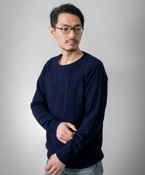 URBAN RESEARCH(アーバンリサーチ)の「UR ウールカシミヤケーブルニット(ニット/セーター・メンズ・レッド/キャメル/ホワイト/ネイビー/ブルー・MEDIUM/LARGE)」の2枚目の写真