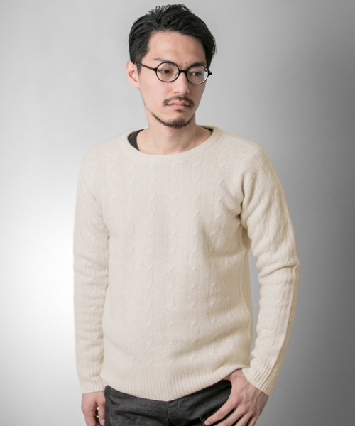 URBAN RESEARCH(アーバンリサーチ)の「UR ウールカシミヤケーブルニット(ニット/セーター・メンズ・レッド/キャメル/ホワイト/ネイビー/ブルー・MEDIUM/LARGE)」の1枚目の写真