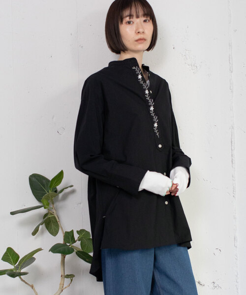 POU DOU DOU（プードゥドゥ）の「ボタニカル比翼刺繍ロングシャツ（シャツ/ブラウス・レディース・ブラック/オフホワイト/ライトグレー・M）」の4枚目の写真