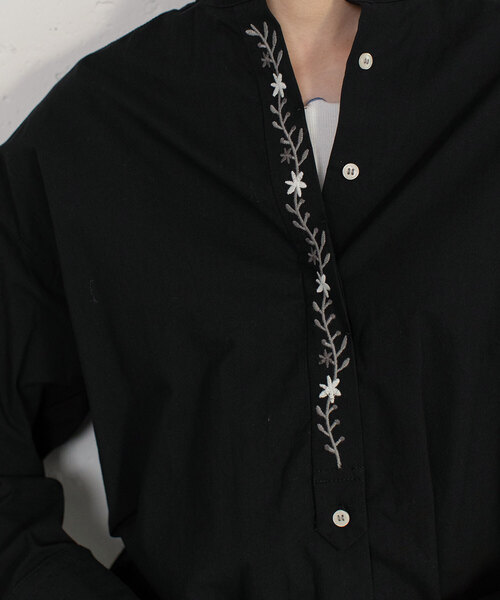 POU DOU DOU（プードゥドゥ）の「ボタニカル比翼刺繍ロングシャツ（シャツ/ブラウス・レディース・ブラック/オフホワイト/ライトグレー・M）」の10枚目の写真