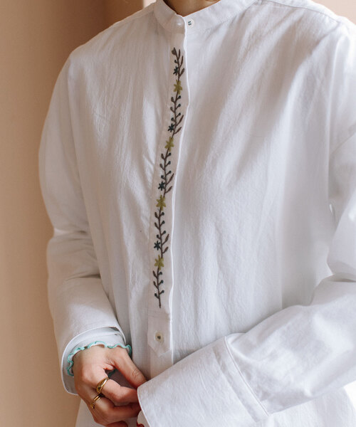 POU DOU DOU（プードゥドゥ）の「ボタニカル比翼刺繍ロングシャツ（シャツ/ブラウス・レディース・ブラック/オフホワイト/ライトグレー・M）」の19枚目の写真