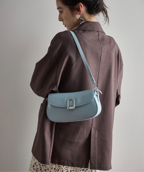 THE YOn（ザヨン）の「ニュアンスバックルパテントフェイクレザーショルダーバッグ（ショルダーバッグ・レディース・ブラック/サックスブルー/ブラウン・FREE）」の10枚目の写真