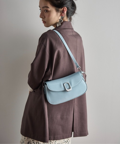 THE YOn（ザヨン）の「ニュアンスバックルパテントフェイクレザーショルダーバッグ（ショルダーバッグ・レディース・ブラック/サックスブルー/ブラウン・FREE）」の11枚目の写真