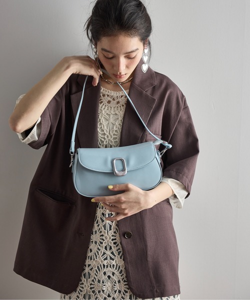 THE YOn（ザヨン）の「ニュアンスバックルパテントフェイクレザーショルダーバッグ（ショルダーバッグ・レディース・ブラック/サックスブルー/ブラウン・FREE）」の12枚目の写真