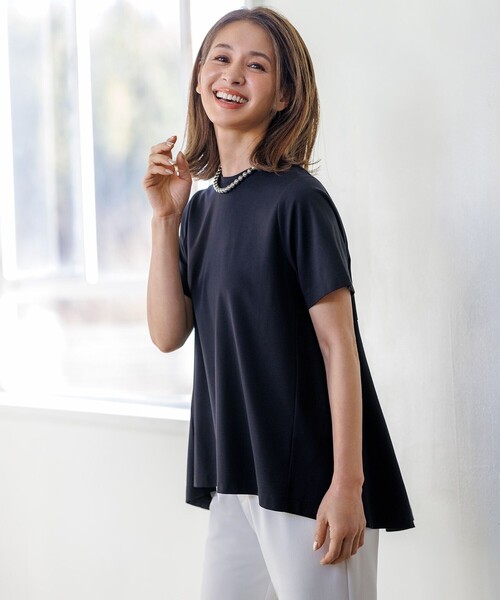 UNFILO(アンフィーロ)の「BEAUTY FORM-T バックフレアTシャツ(Tシャツ/カットソー・レディース・ホワイト系/グレー系/ネイビー系/ベージュ系/黄緑系/ブルー系/ブラック系・SMALL/MEDIUM/LARGE)」の6枚目の写真