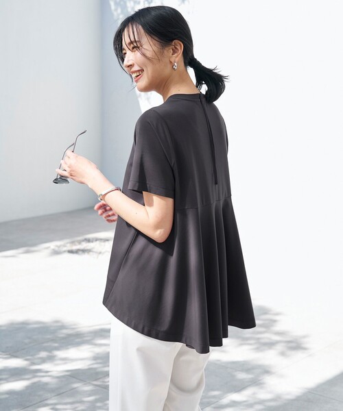 UNFILO（アンフィーロ）の「BEAUTY FORM-T バックフレアTシャツ（Tシャツ/カットソー・レディース・ホワイト系/グレー系/ネイビー系/ベージュ系/黄緑系/ブルー系/ブラック系・SMALL/MEDIUM/LARGE）」の13枚目の写真