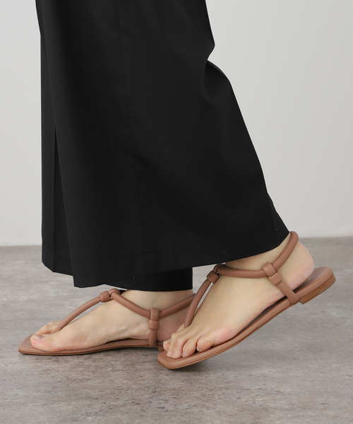 Gianvito Rossi【関税送料込】Juno レザートングサンダル ナッパレザー トングサンダル（ブラウン）｜Gianvito Rossi