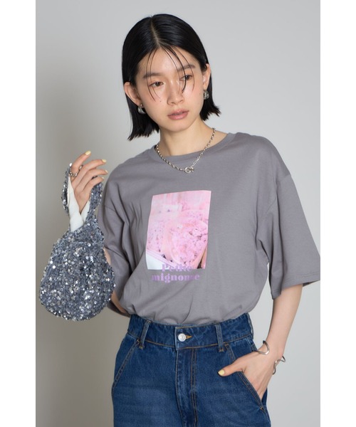 &. NOSTALGIA（アンドドットノスタルジア）の「フラワーフォトプリントTシャツ（Tシャツ/カットソー・レディース・オフホワイト/グレー・M）」の2枚目の写真