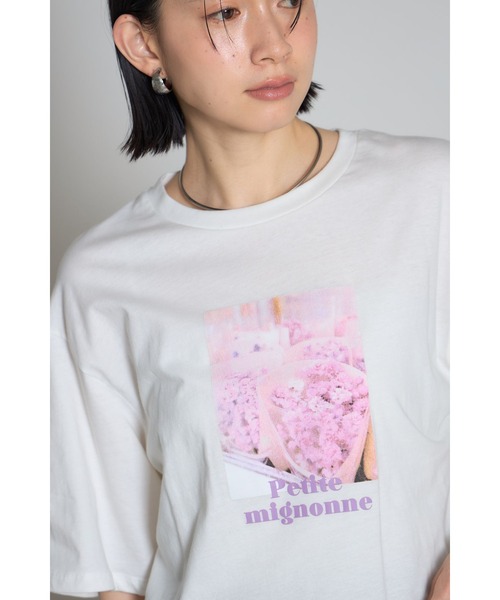 &. NOSTALGIA（アンドドットノスタルジア）の「フラワーフォトプリントTシャツ（Tシャツ/カットソー・レディース・オフホワイト/グレー・M）」の3枚目の写真