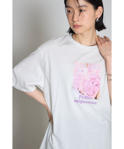 &. NOSTALGIA（アンドドットノスタルジア）の「フラワーフォトプリントTシャツ（Tシャツ/カットソー・レディース・オフホワイト/グレー・M）」の7枚目の写真