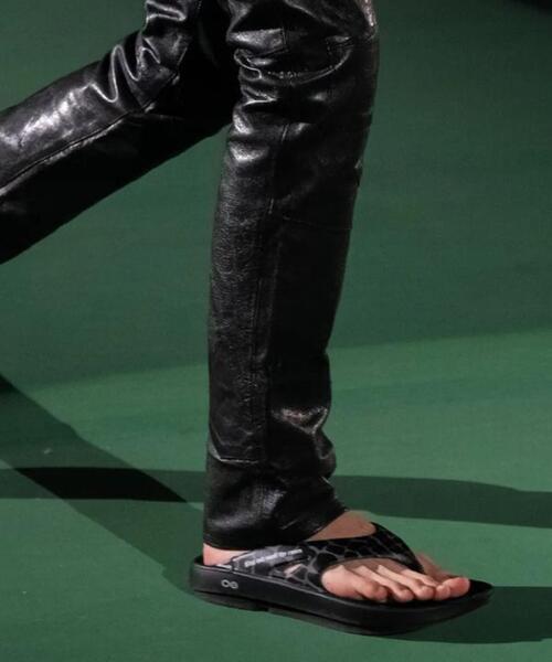 OMMO ×OOFOSウーフォスコラボ　新品✨２４センチ OMMO ONLINE STORE / OOFOS×OMMO Ooriginal