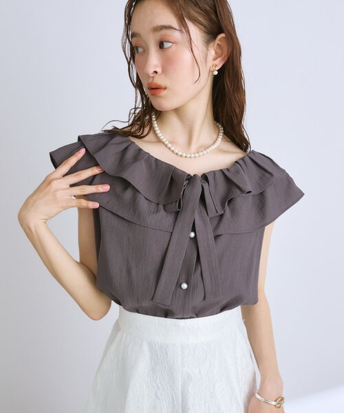 La boutique BonBon（ラブティックボンボン）の「【最強愛され】ギャザーフリルリボンノースリブラウス（シャツ/ブラウス・レディース・チャコールグレー/サックスブルー/ホワイト/オフホワイト・FREE）」の5枚目の写真