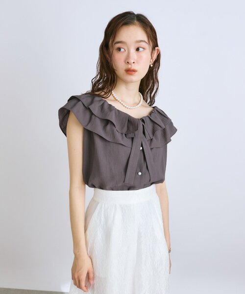 La boutique BonBon（ラブティックボンボン）の「【最強愛され】ギャザーフリルリボンノースリブラウス（シャツ/ブラウス・レディース・チャコールグレー/サックスブルー/ホワイト/オフホワイト・FREE）」の6枚目の写真