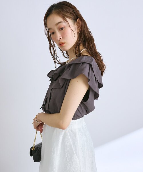 La boutique BonBon（ラブティックボンボン）の「【最強愛され】ギャザーフリルリボンノースリブラウス（シャツ/ブラウス・レディース・チャコールグレー/サックスブルー/ホワイト/オフホワイト・FREE）」の7枚目の写真