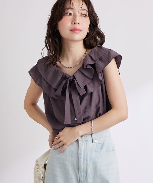 La boutique BonBon（ラブティックボンボン）の「【最強愛され】ギャザーフリルリボンノースリブラウス（シャツ/ブラウス・レディース・チャコールグレー/サックスブルー/ホワイト/オフホワイト・FREE）」の10枚目の写真