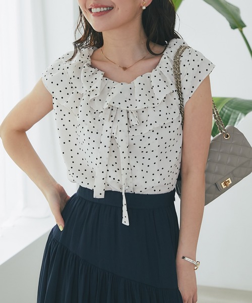 La boutique BonBon（ラブティックボンボン）の「【最強愛され】ギャザーフリルリボンノースリブラウス（シャツ/ブラウス・レディース・チャコールグレー/サックスブルー/ホワイト/オフホワイト・FREE）」の3枚目の写真