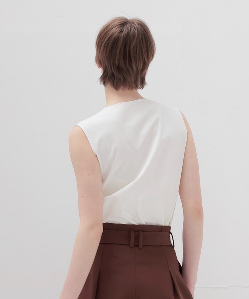 DRESSLAVE(ドレスレイブ)の「deep squre Vneck pullover(ディープスクエアVネックプルオーバー)(シャツ/ブラウス・レディース・ブラック/ホワイト・38)」の4枚目の写真