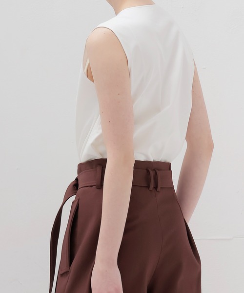 DRESSLAVE(ドレスレイブ)の「deep squre Vneck pullover(ディープスクエアVネックプルオーバー)(シャツ/ブラウス・レディース・ブラック/ホワイト・38)」の5枚目の写真